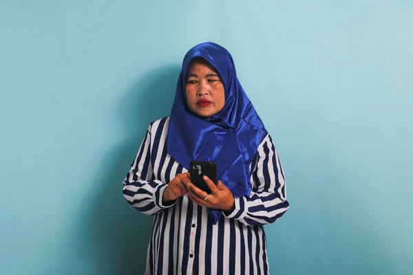 Une Femme Asiatique Âge Moyen Ennuyée Dans Hijab Bleu Une — Photo