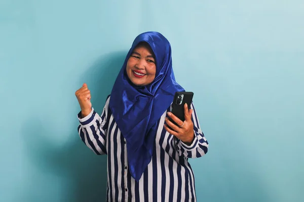 Захоплена Азіатка Середнього Віку Блакитному Хіджабі Смугастій Сорочці Демонструє Захоплений — стокове фото
