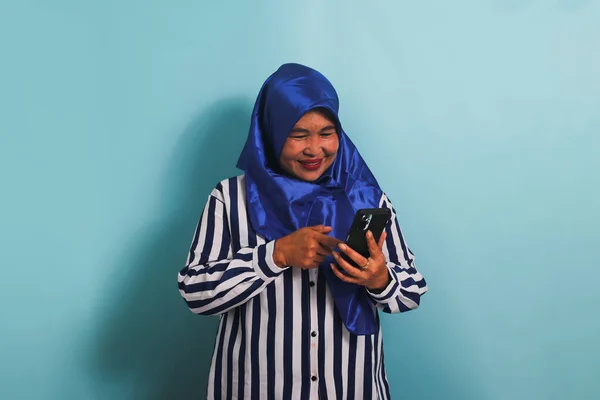 Uma Mulher Asiática Meia Idade Excitada Hijab Azul Uma Camisa — Fotografia de Stock