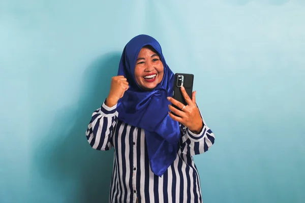 Una Mujer Asiática Mediana Edad Emocionada Con Hiyab Azul Una —  Fotos de Stock