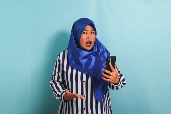 Zszokowana Azjatka Średnim Wieku Niebieskim Hidżabie Koszuli Paski Patrzy Kamerę — Zdjęcie stockowe