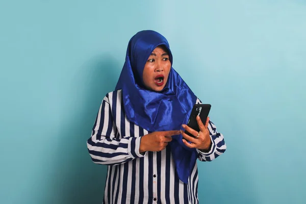 Una Mujer Asiática Mediana Edad Sorprendida Con Hiyab Azul Una —  Fotos de Stock