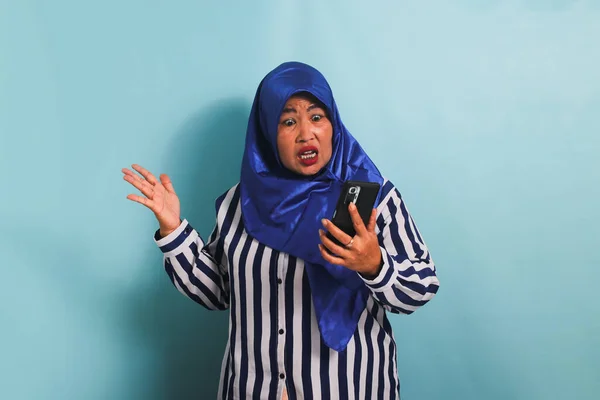 Seorang Wanita Asia Setengah Baya Yang Terkejut Mengenakan Jilbab Biru — Stok Foto