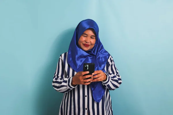 Podekscytowana Azjatka Średnim Wieku Niebieskim Hidżabie Koszuli Paski Pokazuje Entuzjastyczną — Zdjęcie stockowe