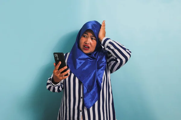 Eine Schockierte Asiatin Mittleren Alters Blauem Hijab Und Gestreiftem Hemd — Stockfoto