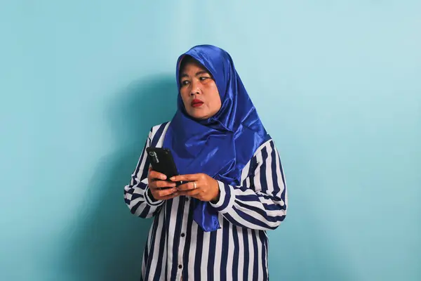 Una Mujer Asiática Aburrida Mediana Edad Con Hiyab Azul Una —  Fotos de Stock