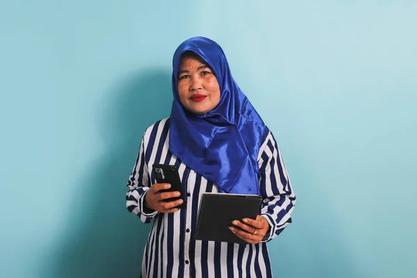 Wanita Asia Usia Menengah Dengan Mengenakan Jilbab Biru Dan Baju — Stok Foto