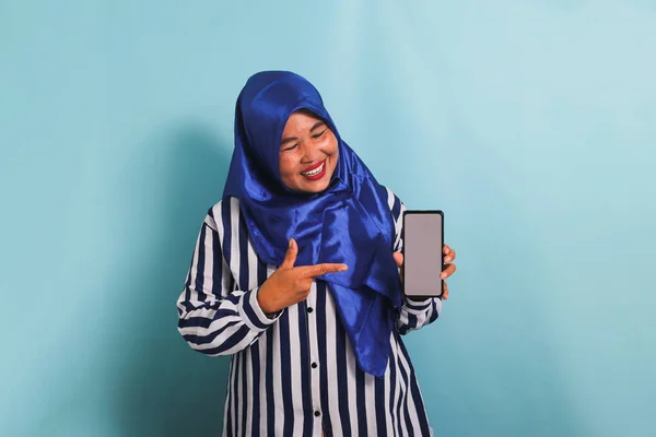 Una Mujer Asiática Mediana Edad Sonriente Con Hiyab Azul Una —  Fotos de Stock