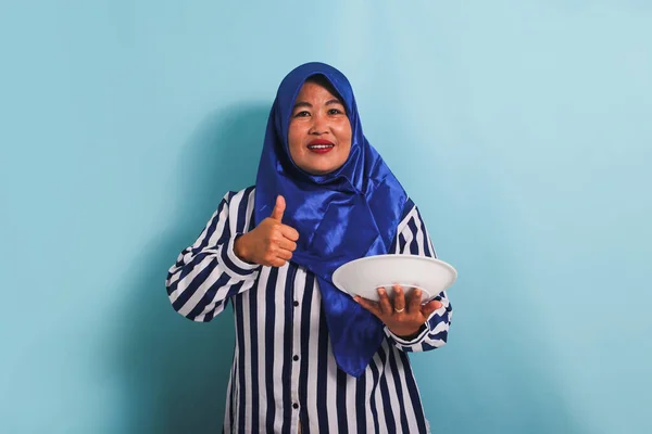Azjatka Średnim Wieku Niebieskim Hidżabie Koszuli Paski Podnosi Kciuki Trzymając — Zdjęcie stockowe