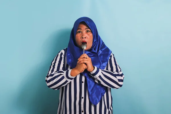 Een Hongerige Aziatische Vrouw Van Middelbare Leeftijd Een Blauwe Hijab — Stockfoto