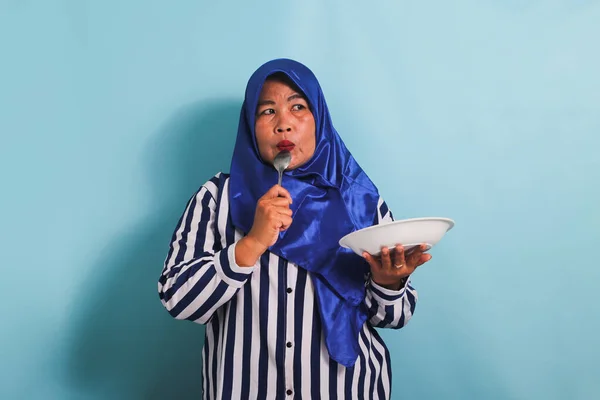 Azjatka Średnim Wieku Niebieskim Hidżabie Koszuli Paski Trzyma Pusty Biały — Zdjęcie stockowe