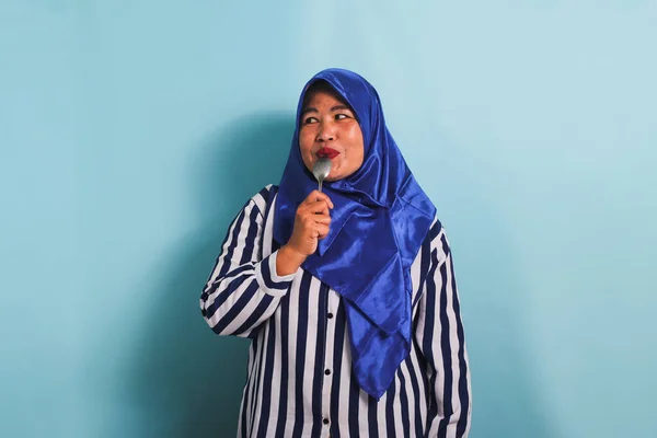 Uma Mulher Asiática Meia Idade Com Fome Hijab Azul Uma — Fotografia de Stock