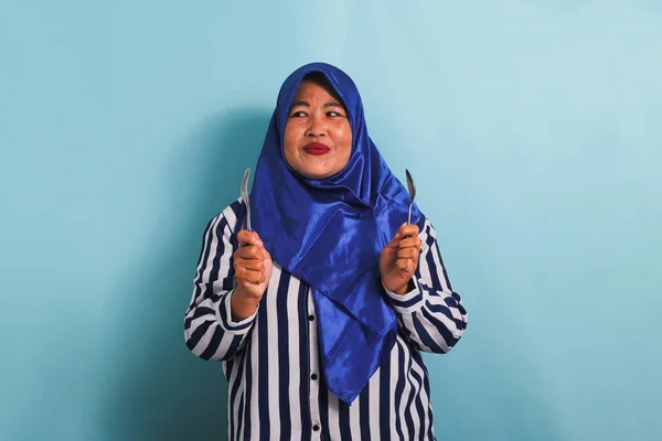 Mavi Tesettürlü Çizgili Tişörtlü Heyecanlı Bir Orta Yaşlı Asyalı Kadın — Stok fotoğraf