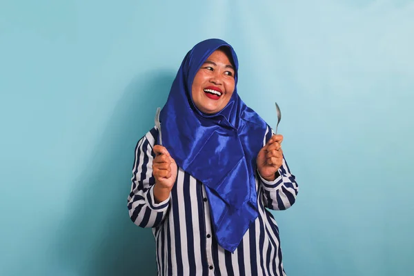 Una Donna Asiatica Mezza Età Eccitata Con Hijab Blu Una — Foto Stock