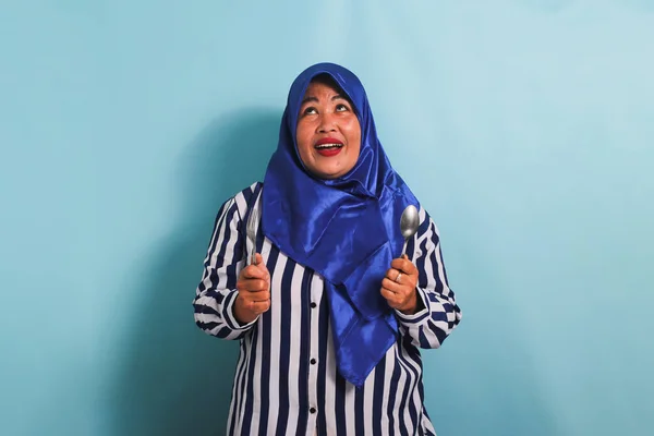 Upphetsad Medelålders Asiatisk Kvinna Blå Hijab Och Randig Skjorta Håller — Stockfoto