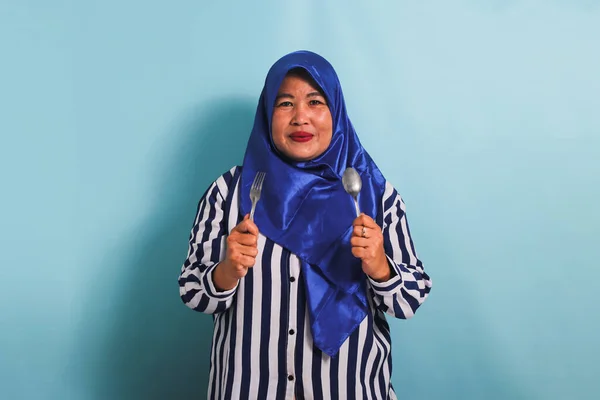 Mavi Tesettürlü Çizgili Tişörtlü Heyecanlı Bir Orta Yaşlı Asyalı Kadın — Stok fotoğraf