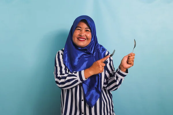 Seorang Wanita Asia Setengah Baya Yang Bersemangat Mengenakan Jilbab Biru — Stok Foto