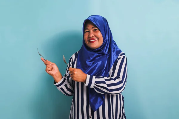 Uma Mulher Asiática Meia Idade Excitada Hijab Azul Uma Camisa — Fotografia de Stock