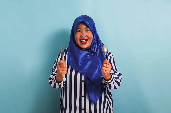 Vzrušená Asiatka Středního Věku Modrém Hidžábu Pruhované Košili Drží Lžíci — Stock fotografie