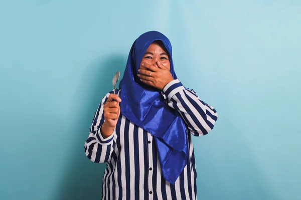 Szczęśliwa Azjatka Średnim Wieku Niebieskim Hidżabie Koszuli Paski Trzyma Łyżkę — Zdjęcie stockowe