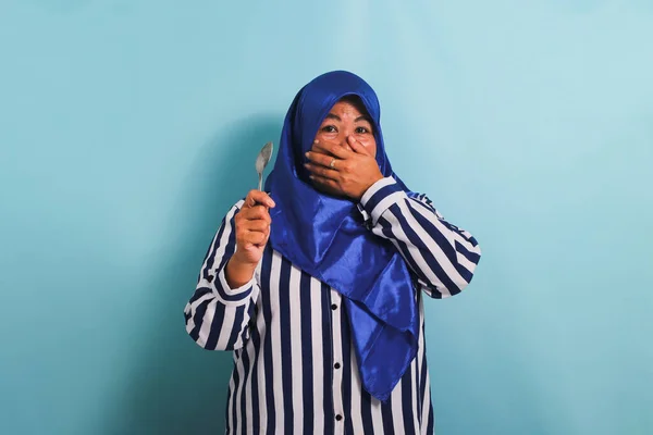 Szczęśliwa Azjatka Średnim Wieku Niebieskim Hidżabie Koszuli Paski Trzyma Łyżkę — Zdjęcie stockowe