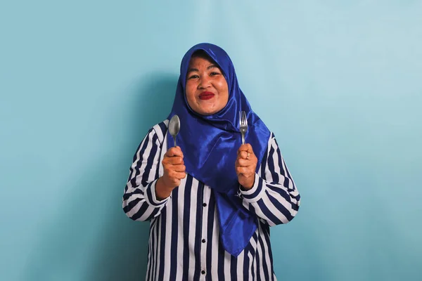 Upphetsad Medelålders Asiatisk Kvinna Blå Hijab Och Randig Skjorta Håller — Stockfoto
