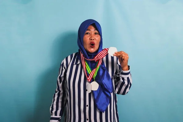 Захоплена Азіатка Середнього Віку Синьому Хіджабі Смугастій Сорочці Демонструє Медаль — стокове фото