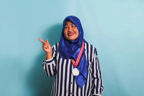 Eine Glückliche Asiatin Mittleren Alters Die Einen Blauen Hijab Und — Stockfoto