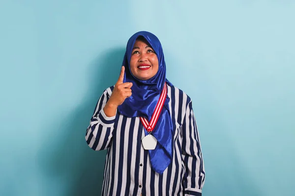 Uma Mulher Asiática Meia Idade Feliz Vestindo Hijab Azul Uma — Fotografia de Stock