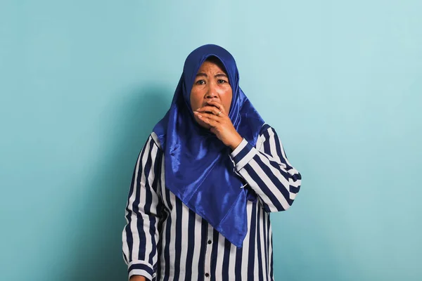 Una Mujer Asiática Mediana Edad Sorprendida Hiyab Azul Está Viendo —  Fotos de Stock