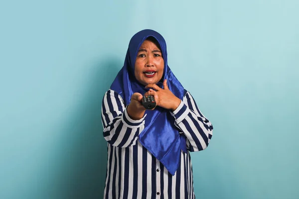 Una Donna Asiatica Mezza Età Scioccata Con Hijab Blu Sta — Foto Stock