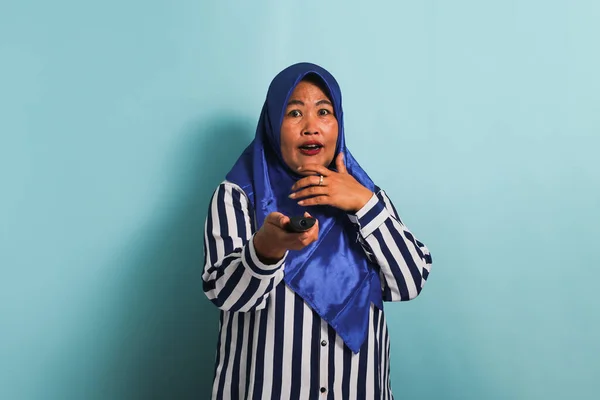 Una Mujer Asiática Mediana Edad Sorprendida Hiyab Azul Está Viendo — Foto de Stock