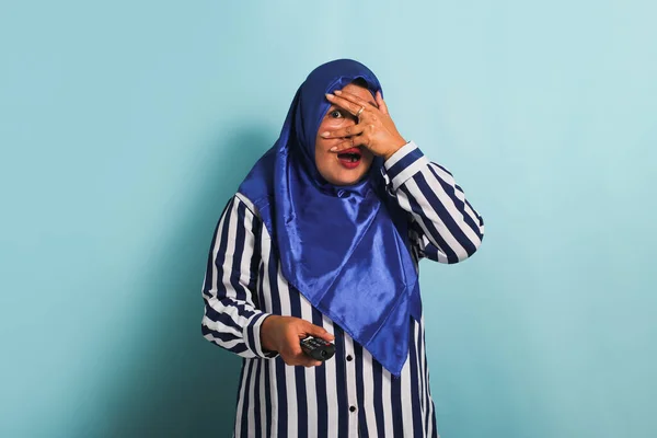 Uma Mulher Asiática Meia Idade Assustada Com Hijab Azul Uma — Fotografia de Stock