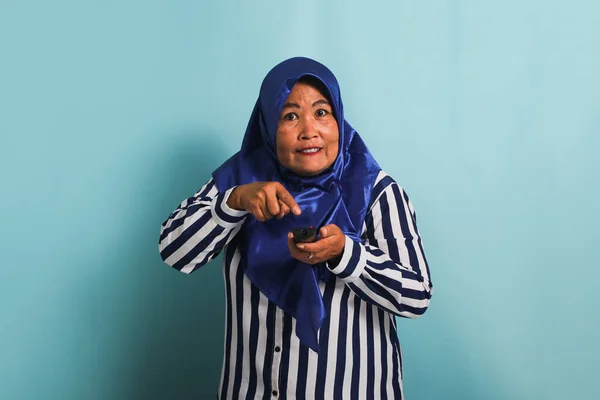 Wkurzona Azjatka Średnim Wieku Niebieskim Hidżabie Koszuli Paski Próbuje Zmienić — Zdjęcie stockowe