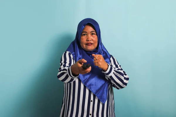 Wkurzona Azjatka Średnim Wieku Niebieskim Hidżabie Koszuli Paski Próbuje Zmienić — Zdjęcie stockowe
