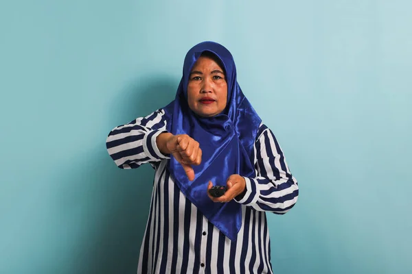 Nieszczęśliwa Azjatka Średnim Wieku Niebieskim Hidżabie Pasiastej Koszuli Daje Kciuki — Zdjęcie stockowe