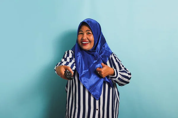 Seorang Wanita Asia Setengah Baya Yang Gembira Mengenakan Jilbab Biru — Stok Foto