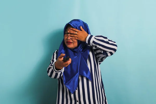 Uma Mulher Asiática Meia Idade Assustada Com Hijab Azul Uma — Fotografia de Stock