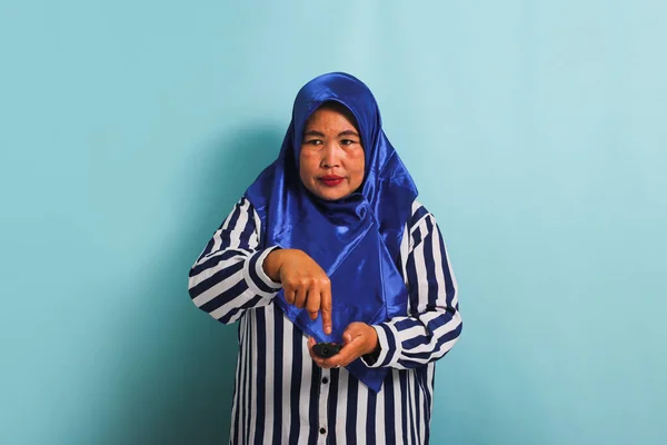 Een Geïrriteerde Aziatische Vrouw Van Middelbare Leeftijd Een Blauwe Hijab — Stockfoto