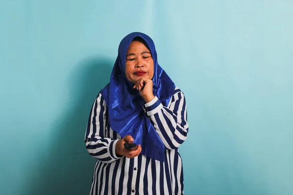 Znudzona Azjatka Średnim Wieku Niebieskim Hidżabie Koszuli Paski Ogląda Nudny — Zdjęcie stockowe