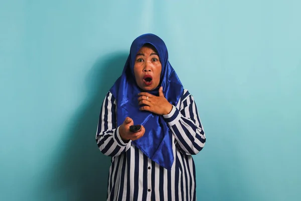 Šokovaný Asiat Středního Věku Modrém Hidžábu Dívá Televizi Míří Dálkovým — Stock fotografie