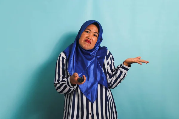 Znudzona Azjatka Średnim Wieku Niebieskim Hidżabie Koszuli Paski Ogląda Nudny — Zdjęcie stockowe