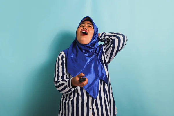 Seorang Wanita Asia Setengah Baya Yang Marah Mengenakan Jilbab Biru — Stok Foto