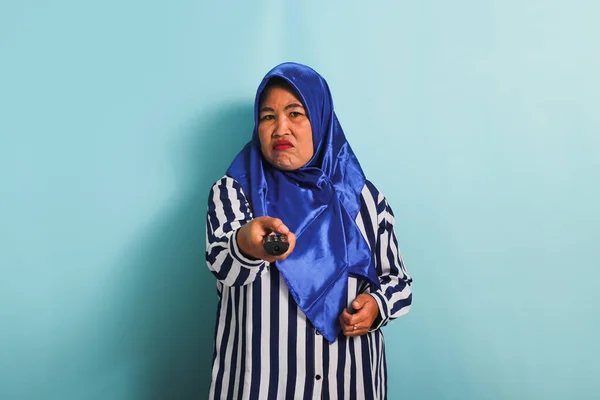Une Asiatique Âge Moyen Agacée Dans Hijab Bleu Une Chemise — Photo