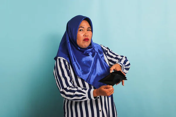 Несчастная Азиатка Средних Лет Хиджабе Полосатой Рубашке Показывает Свой Пустой — стоковое фото