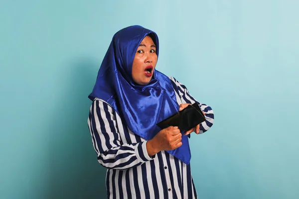 Una Donna Asiatica Mezza Età Stupita Con Hijab Blu Una — Foto Stock