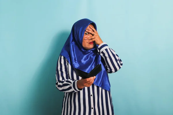 Zszokowana Azjatka Średnim Wieku Niebieskim Hidżabie Koszuli Paski Zagląda Przez — Zdjęcie stockowe