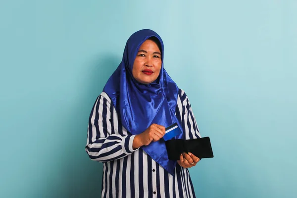 Uma Mulher Asiática Meia Idade Feliz Hijab Azul Uma Camisa — Fotografia de Stock