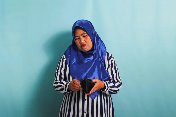Mujer Asiática Infeliz Mediana Edad Hiyab Azul Una Camisa Rayas —  Fotos de Stock