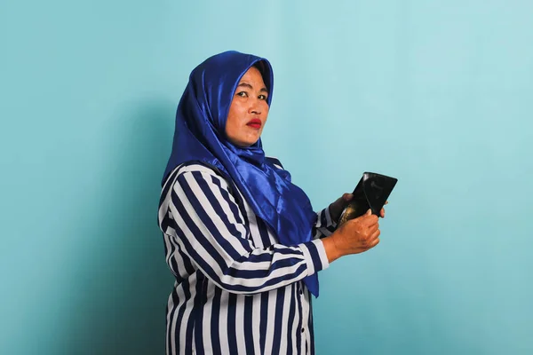 Mujer Asiática Infeliz Mediana Edad Hijab Camisa Rayas Está Mostrando —  Fotos de Stock